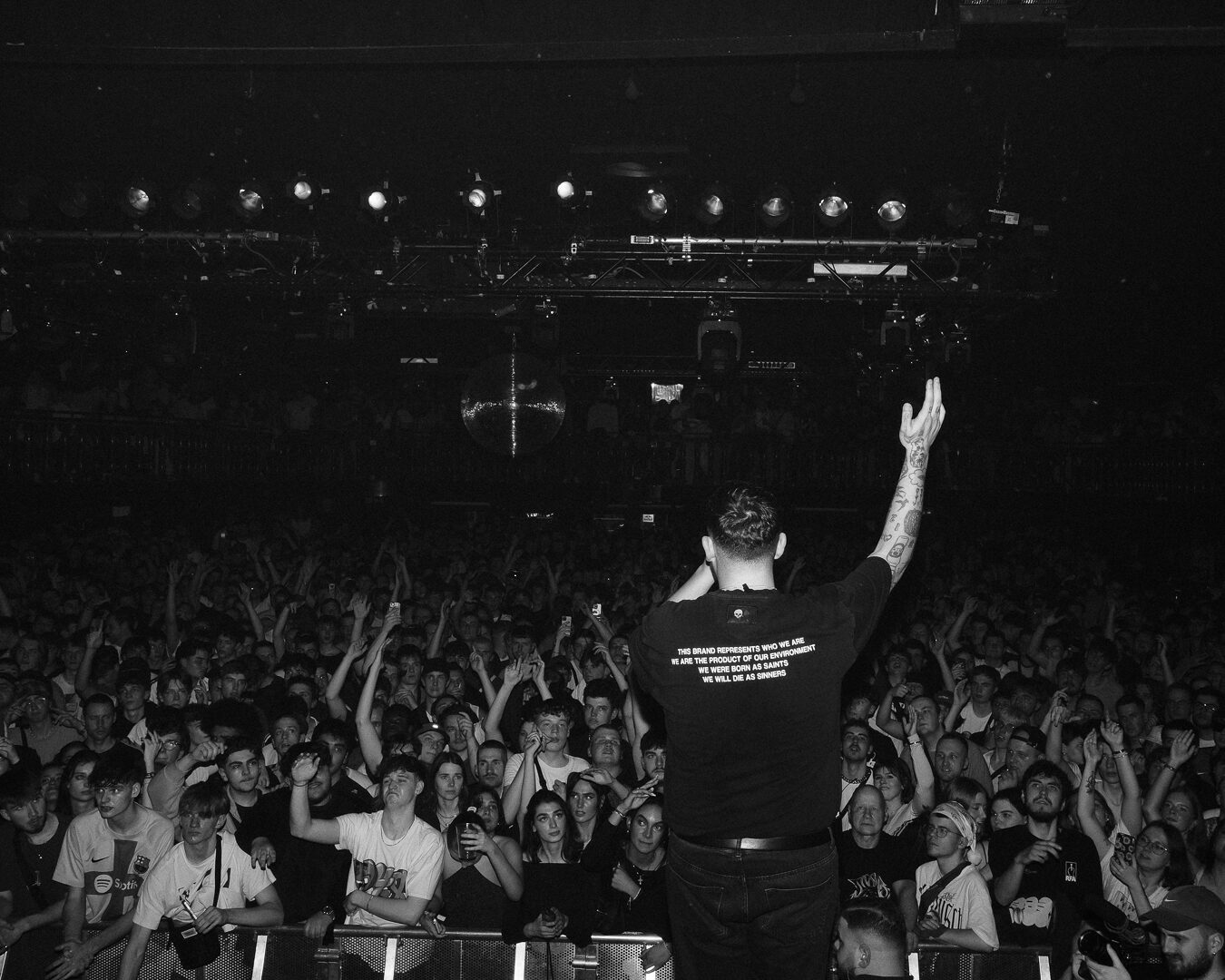 Tour visuals «Love 4 Sale Tour» - Still 1